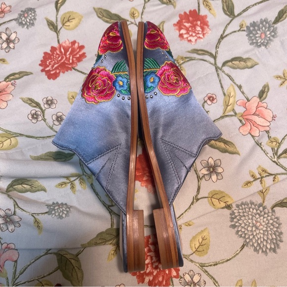 Kenneth Cole New York Pointed Toe Floral Embroidered Flats - Picture 2 of 16